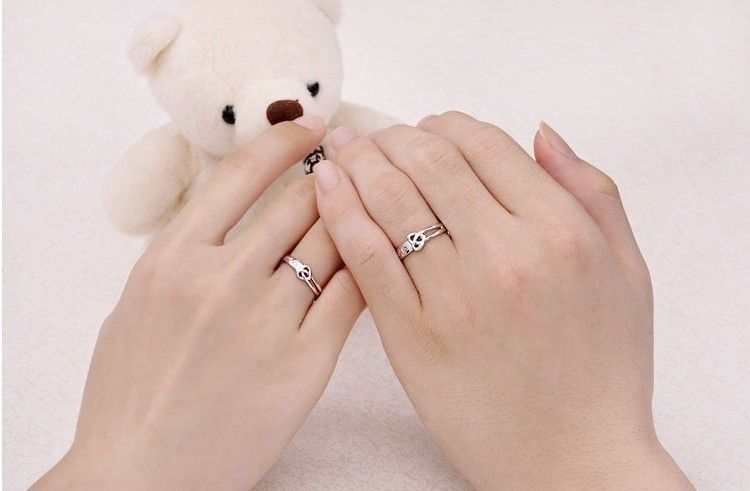 Свадебные кольца, вид на руках