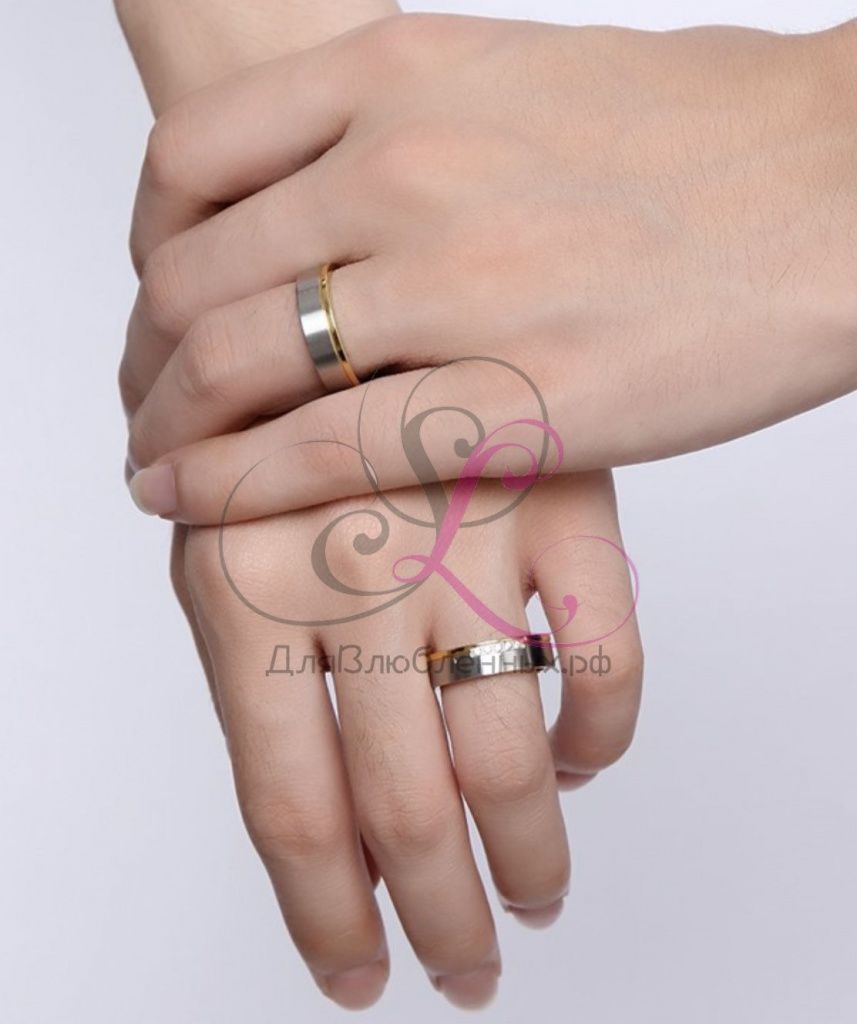 Матовые обручальные кольца вид на руках