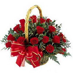 Что может быть красивее романтического букета из красных роз.