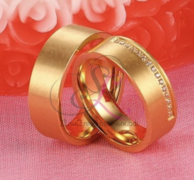 Фото без обработки, обручальные золотые кольца с цирконом